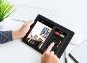 Tablet mit Sony TEOS Oberfläche zur Steuerung von Konferenztechnik im Besprechungsraum