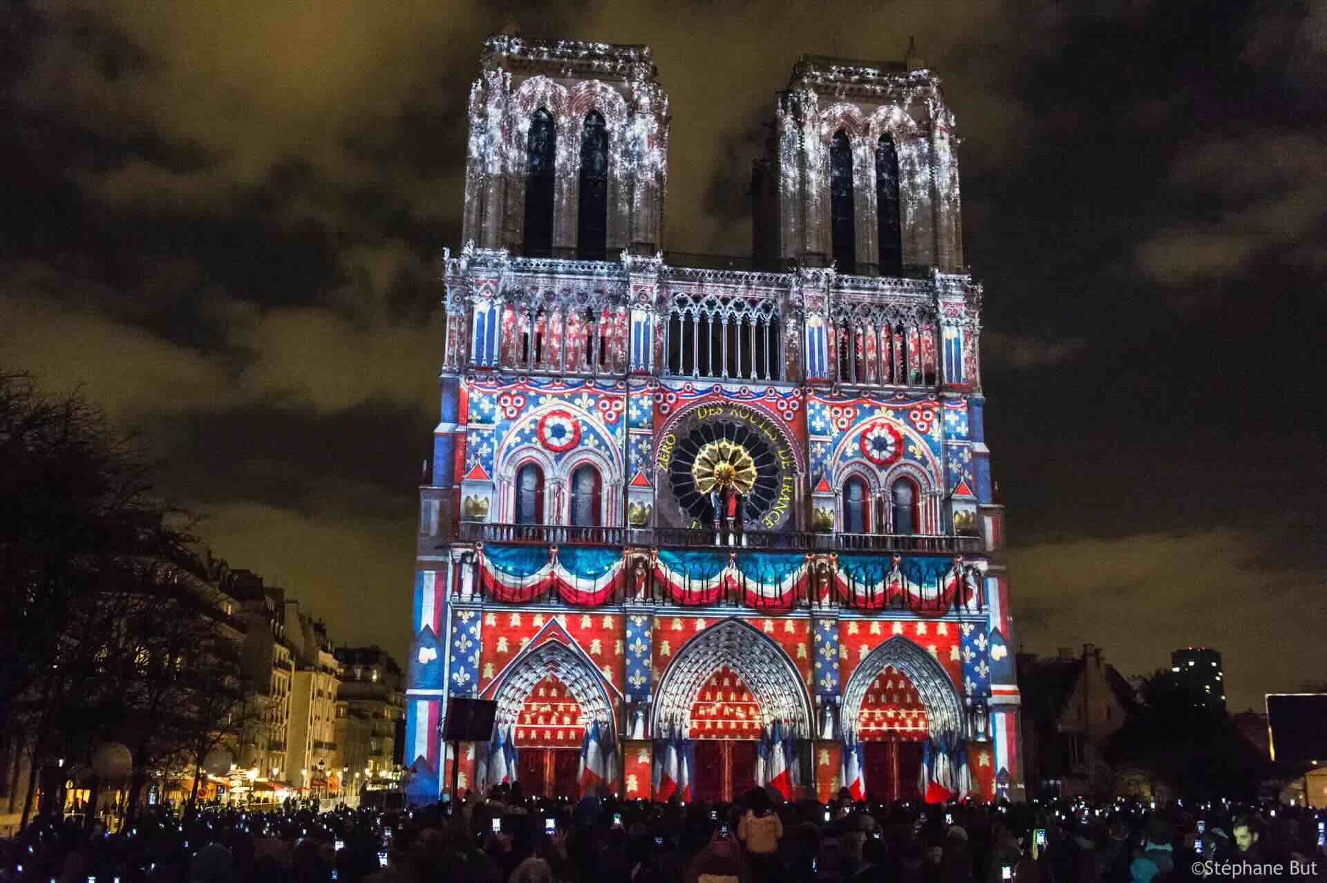 Barco Projektionsmapping mit 3D-Effekt, hier am Beispiel von Notre Dame