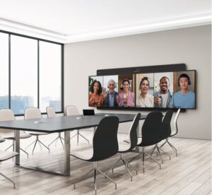 Teilnehmer in einem hybriden Meeting mit Cisco Room Kit EQX im Konferenzraum
