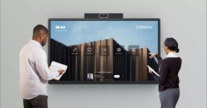 Das CTOUCH Hello Board ist ein interaktives Touchscreen-Display, das die Zusammenarbeit im Team verbessert. Es bietet nahtlose Integration von Windows-Anwendungen und Microsoft Teams, ideal für Besprechungen und kreative Sessions.