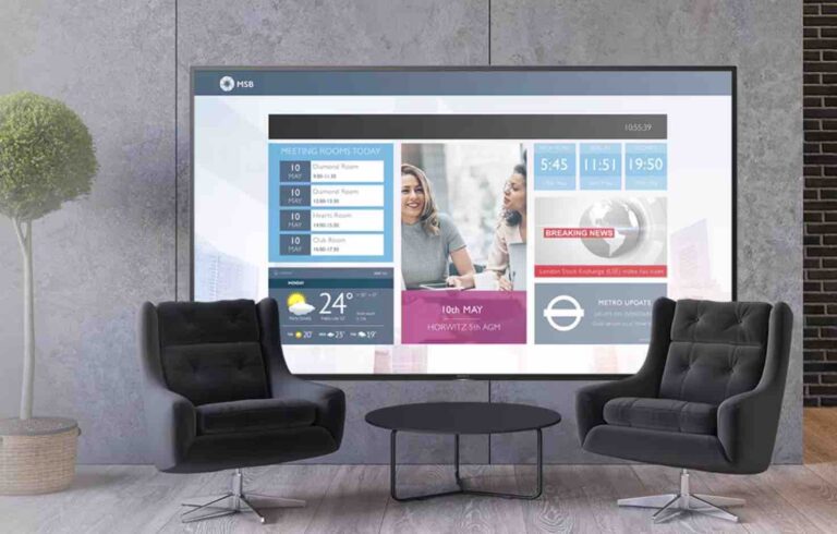 Ein großer Bildschirm im Lounge- oder Empfangsbereich zeigt ein modernes Digital-Signage-Layout der TEOS Plattform mit Wetterdaten, News, Willkommensnachricht und Belegungsinformationen – ideal für Unternehmen, Hotels oder Behörden.