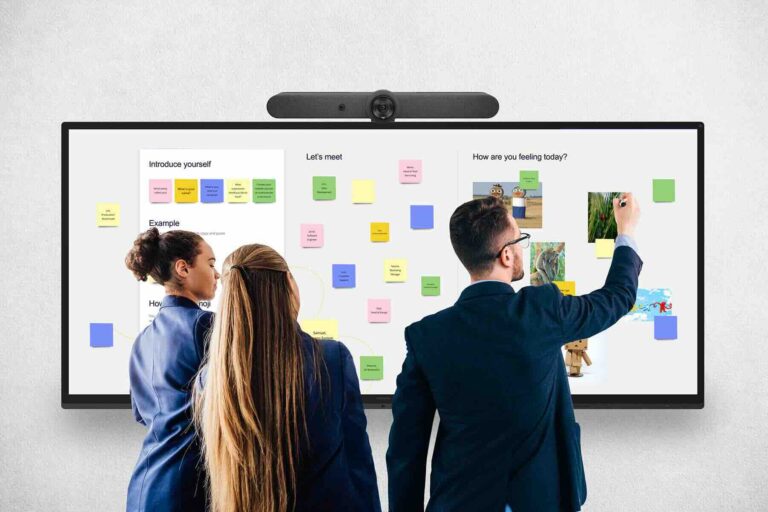 Drei Personen nutzen das i3TOUCH Ultra Display zur interaktiven Whiteboard-Zusammenarbeit mit digitalen Notizzetteln in einem modernen Arbeitsumfeld