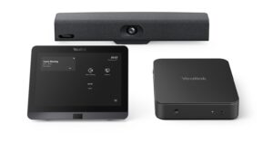 Das Yealink MVC340 ist ein Microsoft Teams Room System, das speziell für kleine Meetingräume und Huddle Rooms entwickelt wurde. Es kombiniert hochwertiges Video, klare Audioübertragung und einfache Bedienung in einer All-in-One-Lösung.