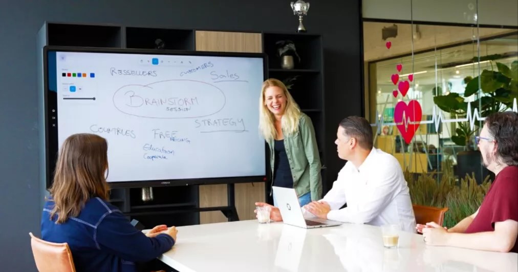 Das CTOUCH Hello Board bietet eine benutzerfreundliche, flexible und nachhaltige Lösung für Meetings und Zusammenarbeit. Es vereint leistungsstarke Technologie mit einfacher Bedienung und nachhaltigem Design